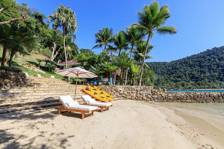 Luxueuse villa tropicale entourée par la mer
