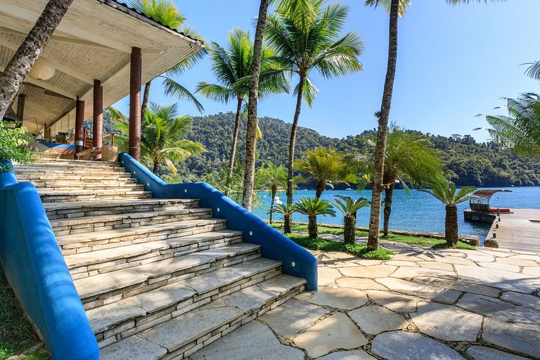 Lujosa villa tropical rodeada del mar