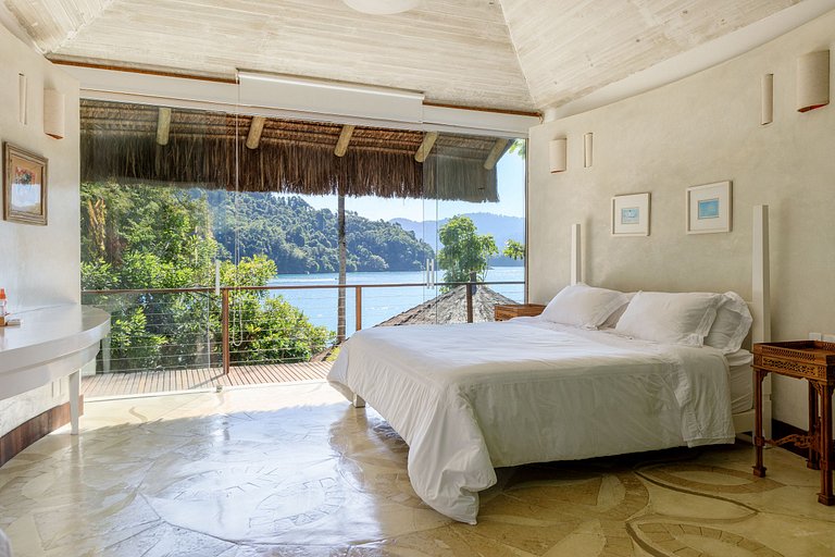 Luxueuse villa tropicale entourée par la mer - Ang011