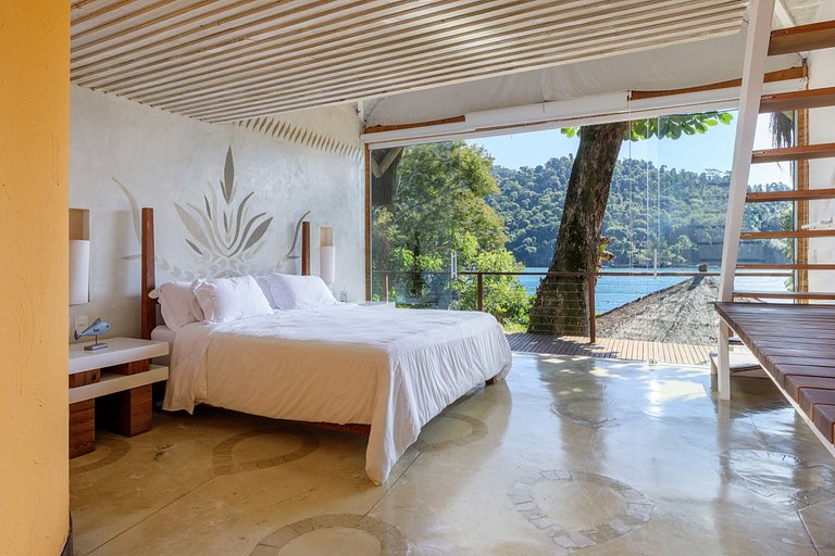 Luxurious tropical villa by the sea