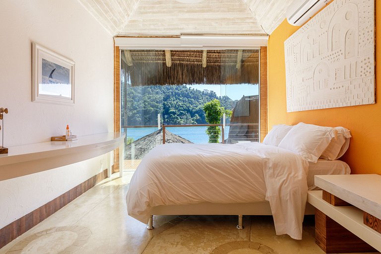 Luxurious tropical villa by the sea