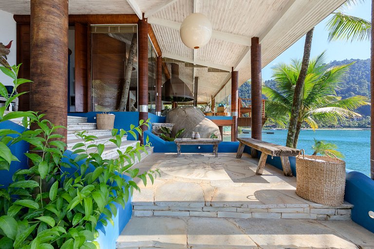 Luxurious tropical villa by the sea