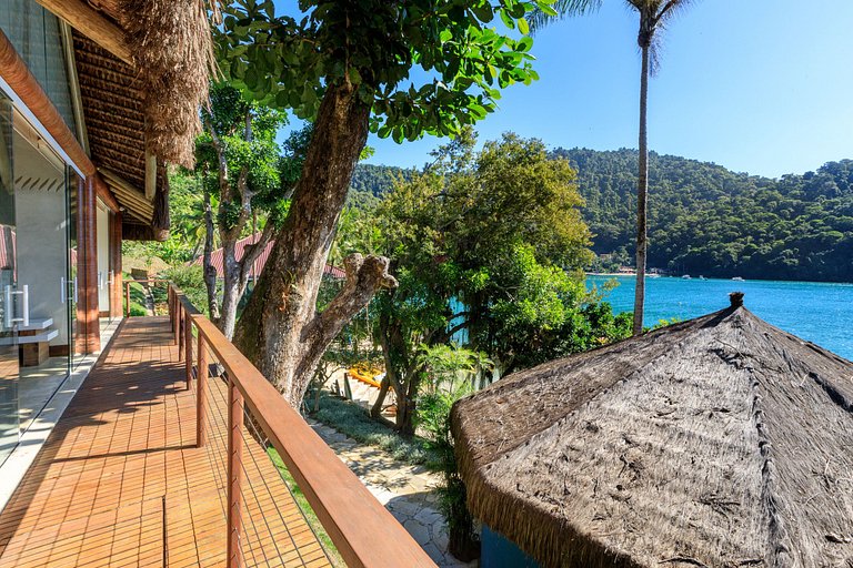 Lujosa villa tropical rodeada del mar
