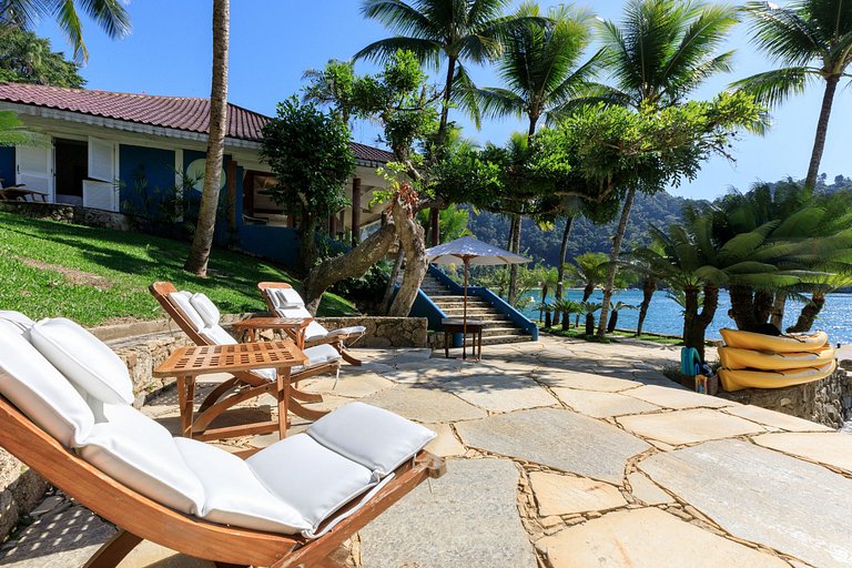 Luxurious tropical villa by the sea