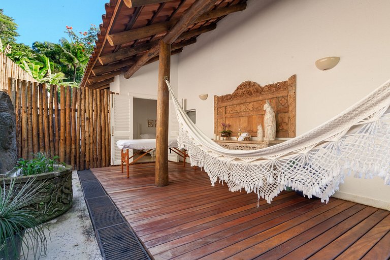 Lussuosa villa tropicale circondata dal mare
