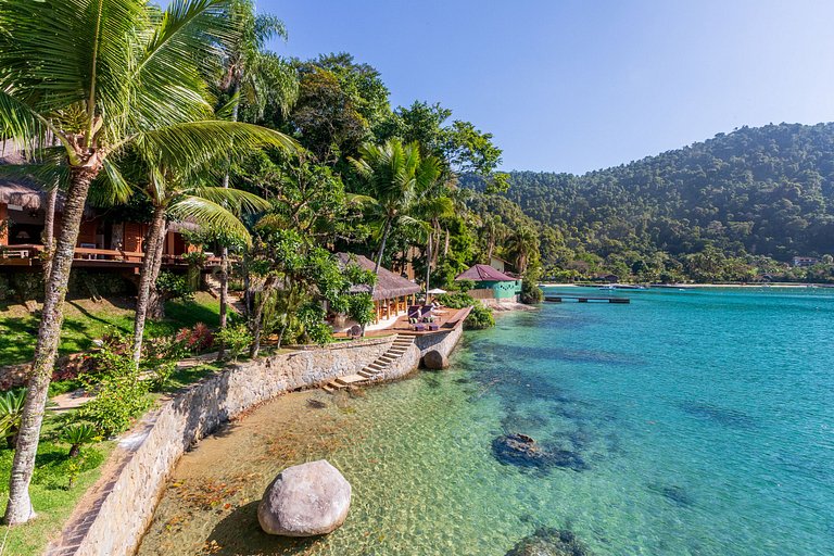 Lujosa villa tropical rodeada del mar