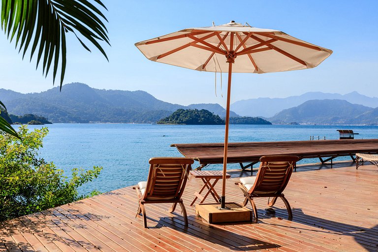 Lujosa villa tropical rodeada del mar