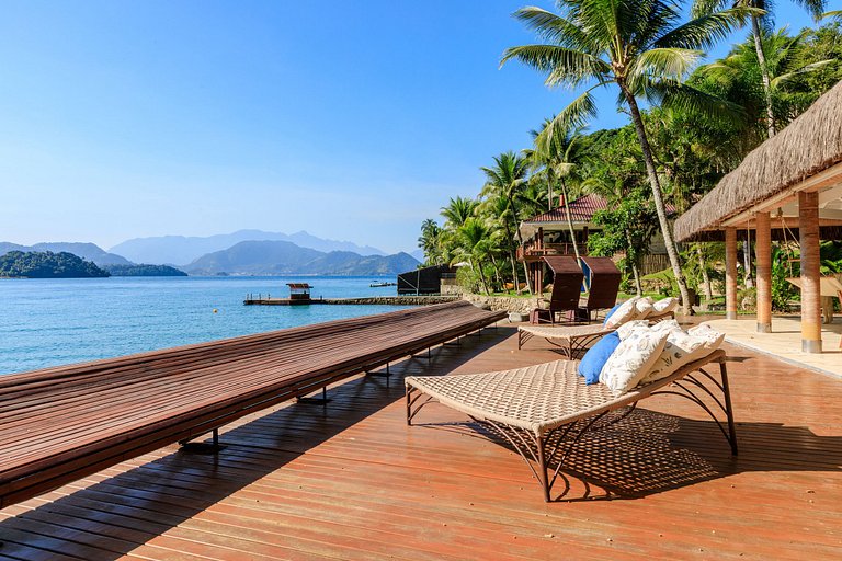 Luxurious tropical villa by the sea