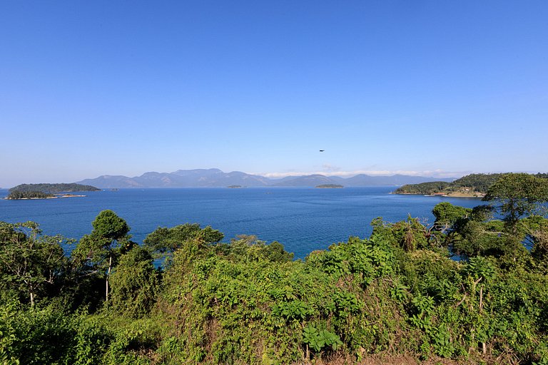 Lussuosa villa tropicale circondata dal mare