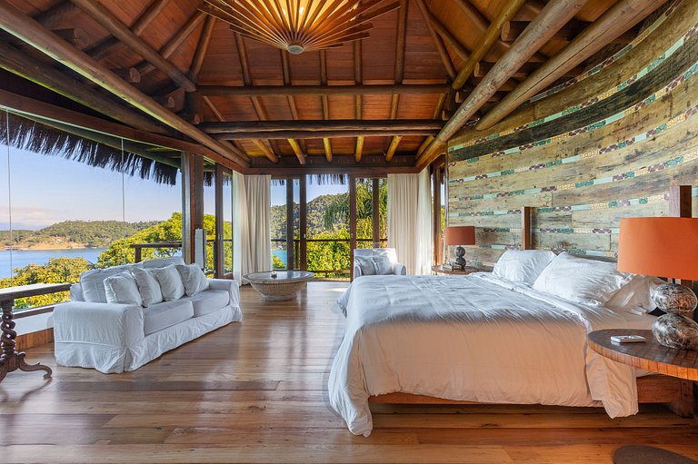 Luxurious tropical villa by the sea