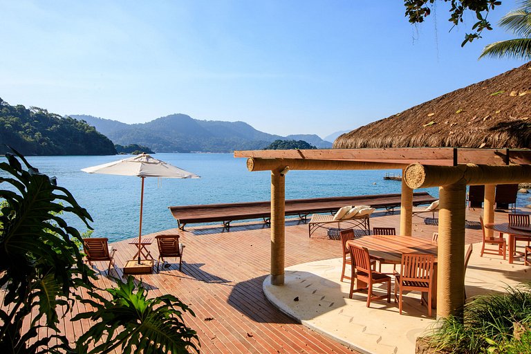 Luxuosa villa tropical cercada pelo mar