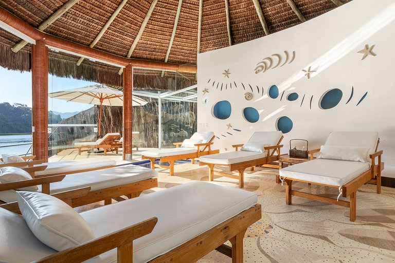 Lussuosa villa tropicale circondata dal mare