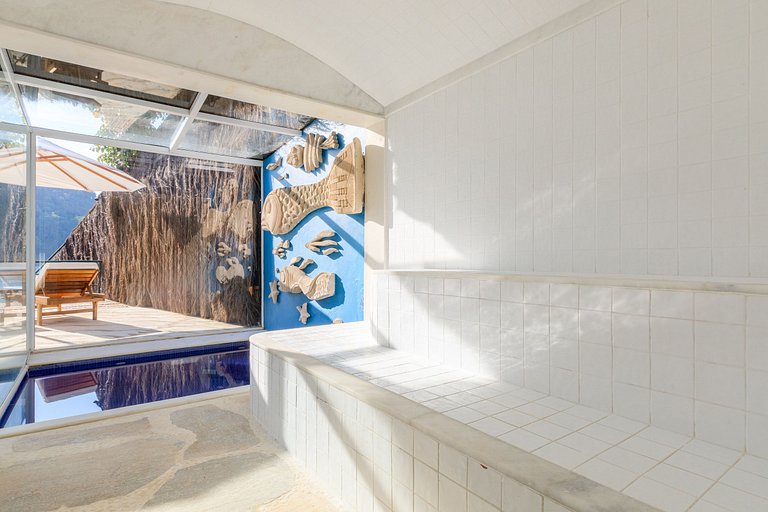 Luxuosa villa tropical cercada pelo mar