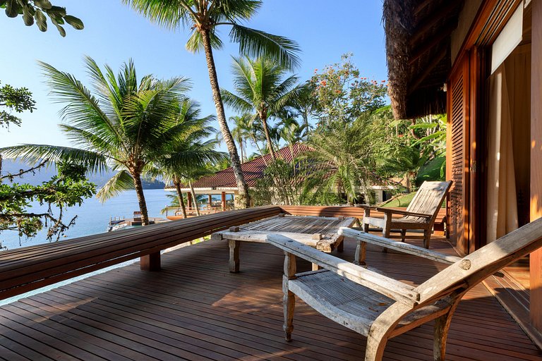 Luxurious tropical villa by the sea