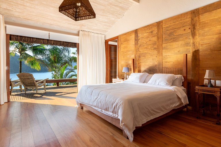 Luxuosa villa tropical cercada pelo mar
