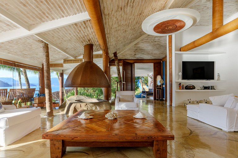 Luxurious tropical villa by the sea