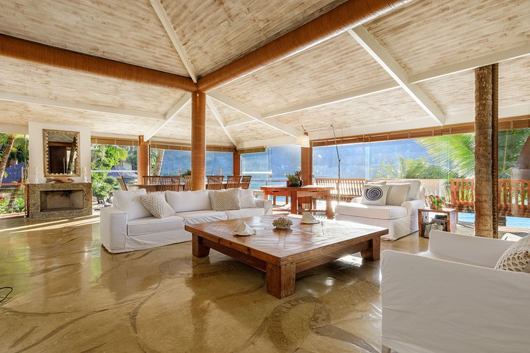 Lujosa villa tropical rodeada del mar