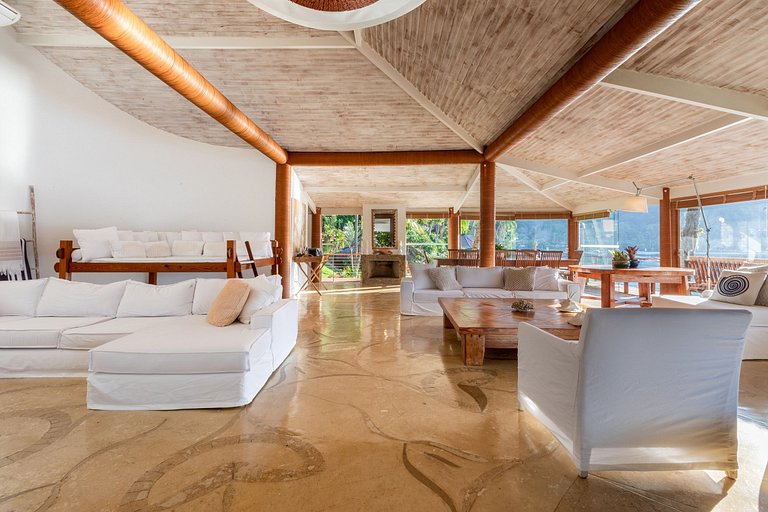 Luxurious tropical villa by the sea