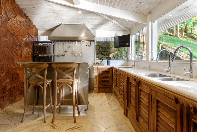Luxurious tropical villa by the sea
