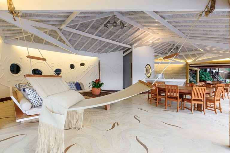Luxueuse villa tropicale entourée par la mer