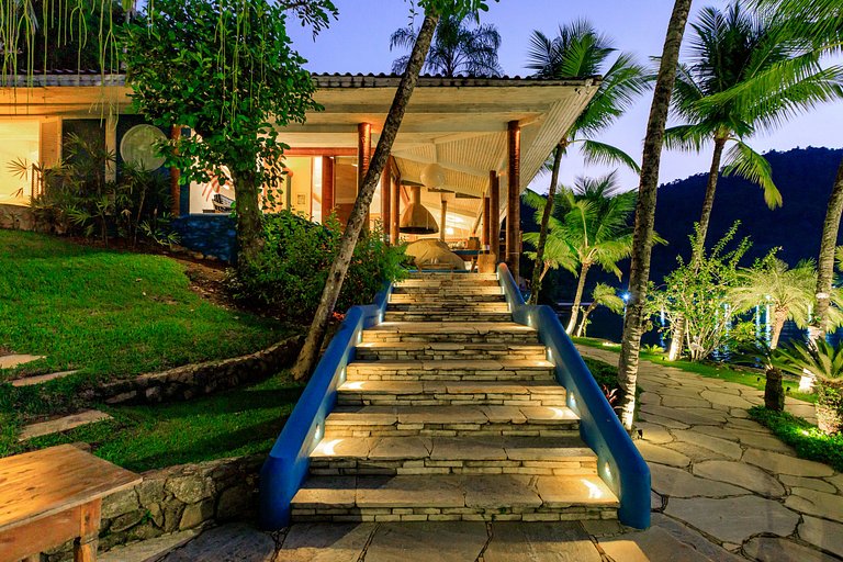Luxuosa villa tropical cercada pelo mar