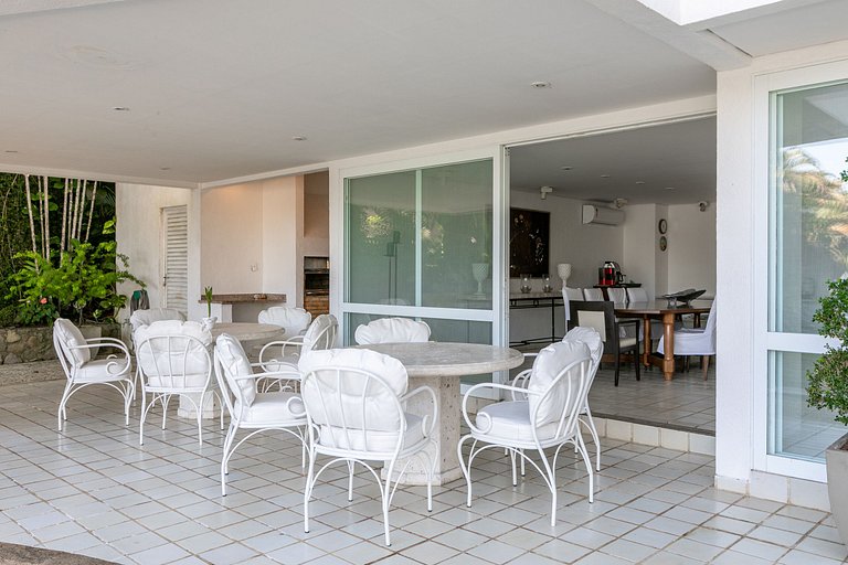 Seafront house in Angra dos Reis