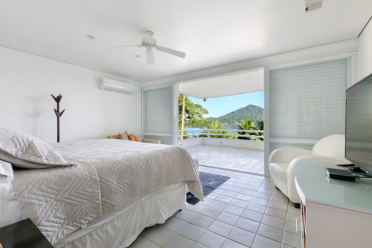 Seafront house in Angra dos Reis