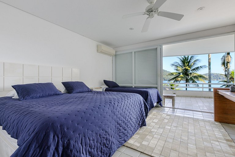 Seafront house in Angra dos Reis