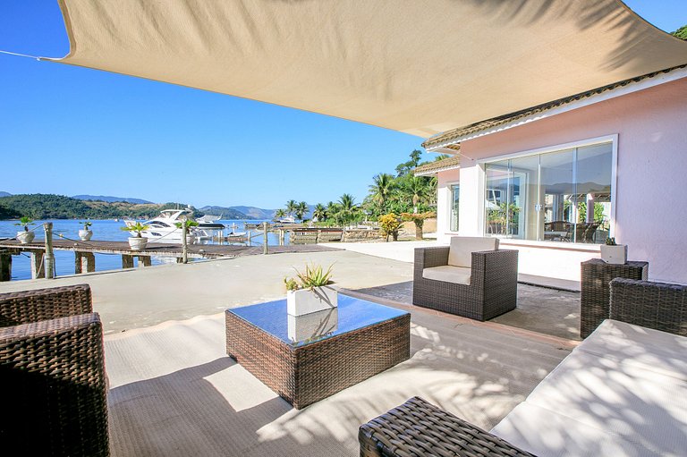 Oceanfront villa in Angra dos Reis