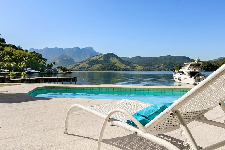 Oceanfront villa in Angra dos Reis
