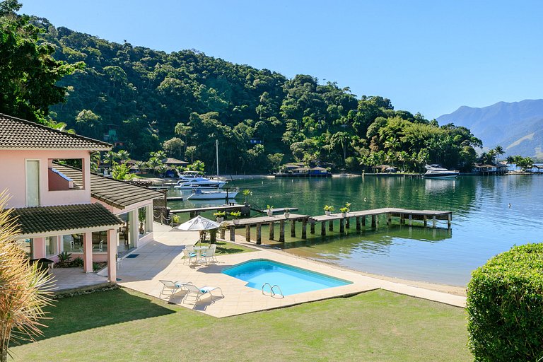 Oceanfront villa in Angra dos Reis