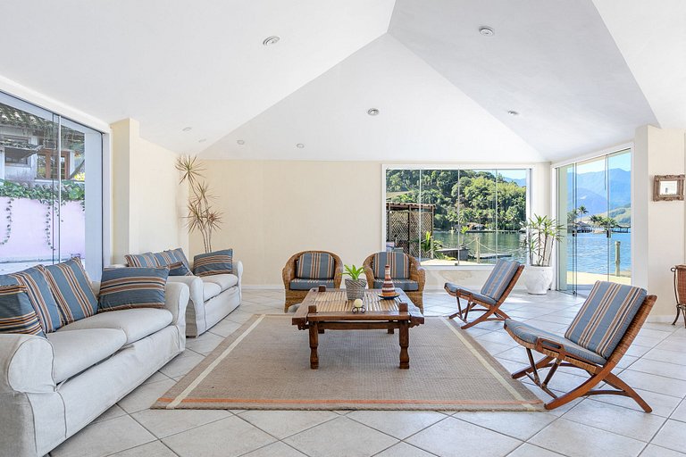 Oceanfront villa in Angra dos Reis