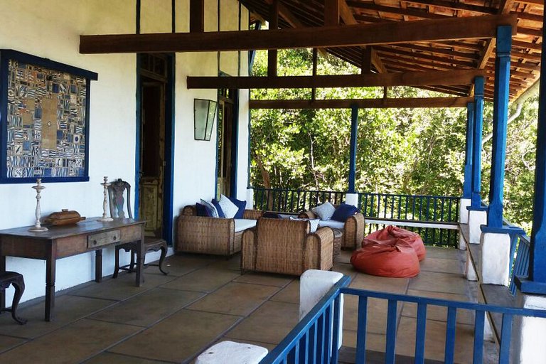 Stunning property with multiple buildings in Marau