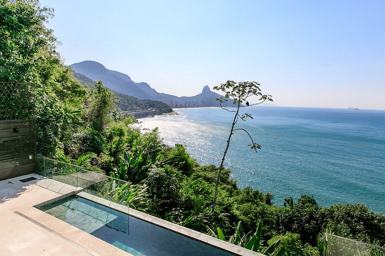 Villa with infinity pool and sea view in Joá