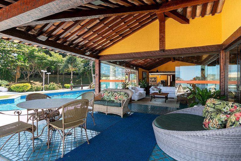 Beachfront House in Ferradura, Buzios