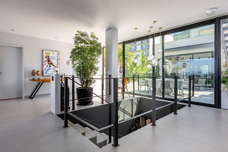 Oceanfront triplex penthouse in Copacabana