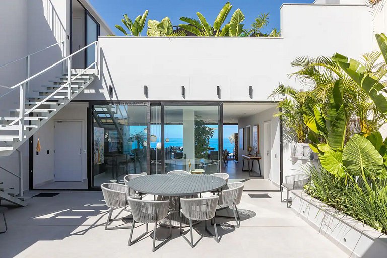 Oceanfront triplex penthouse in Copacabana