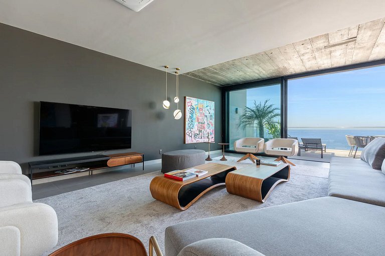 Oceanfront triplex penthouse in Copacabana
