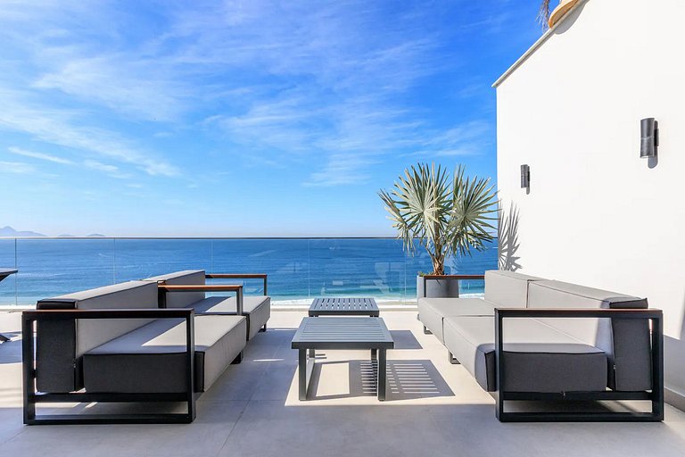Oceanfront triplex penthouse in Copacabana