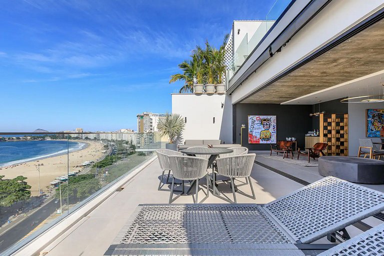 Oceanfront triplex penthouse in Copacabana