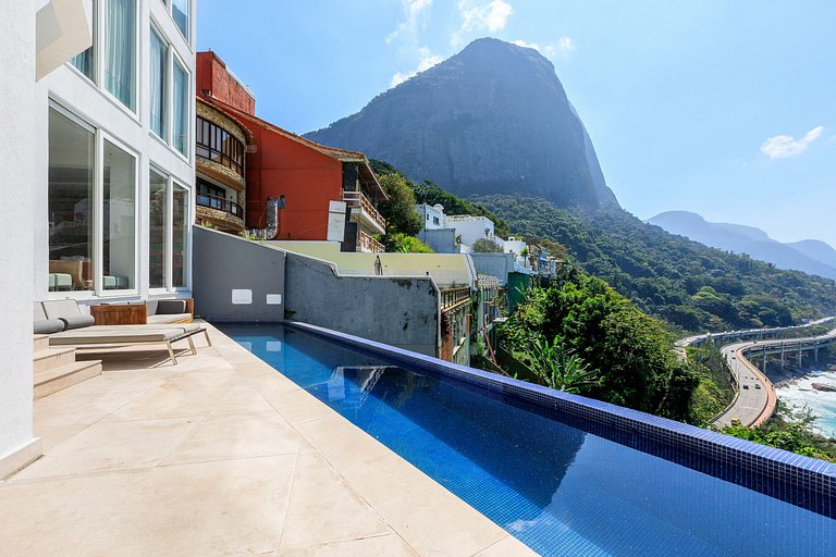 Mansão de 5 suítes no Joá com piscina
