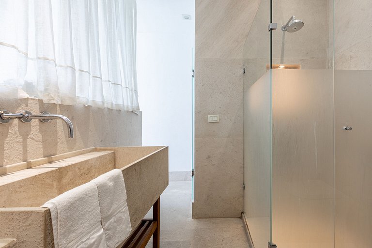 Mansão de 5 suítes no Joá com piscina