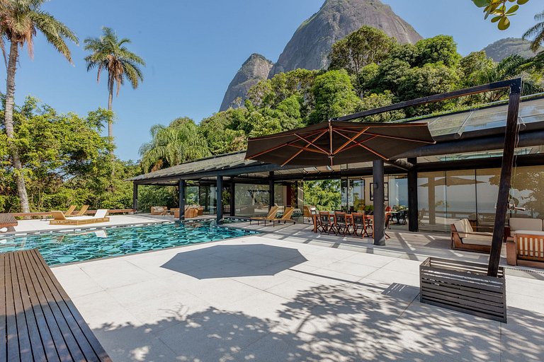 Beautiful and modern villa in São Conrado