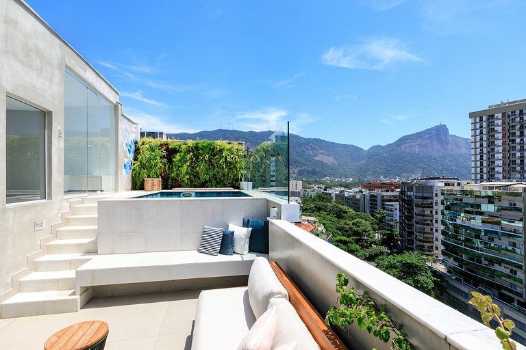 Luxury penthouse with pool in Leblon
