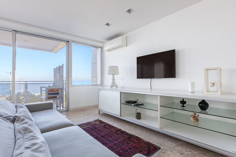 Spacious Beachfront Apartment in Ipanema - Ipa007
