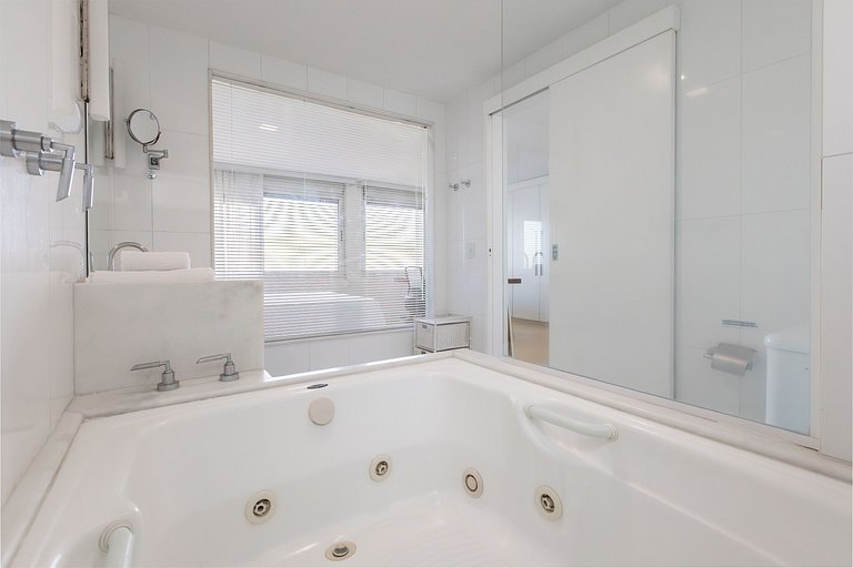 Spacious Beachfront Apartment in Ipanema - Ipa007