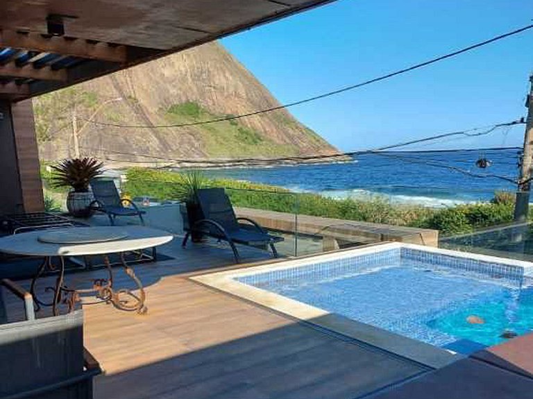 Mansão beira-mar na praia de Itacoatiara