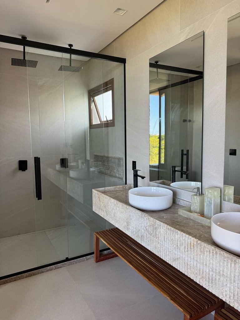 Mansão Exclusiva com 3 Piscinas - Prf008