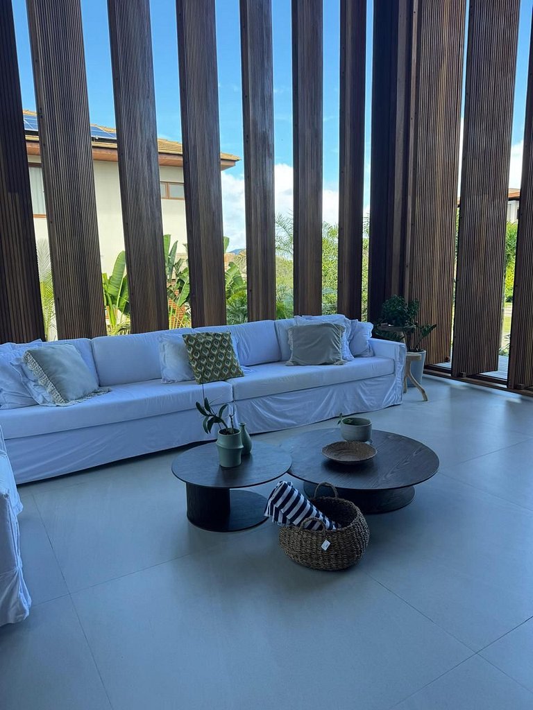 Mansión Exclusiva con 3 Piscinas – Prf008