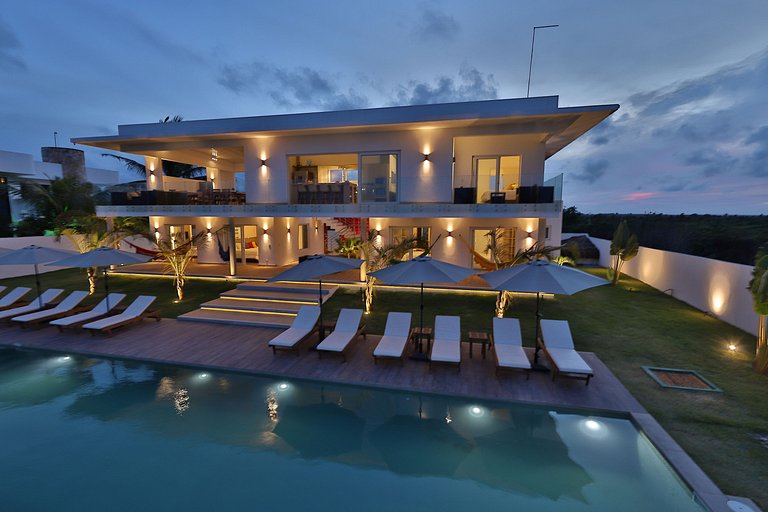 Villa com piscina e 5 suítes em Pipa - Pip001